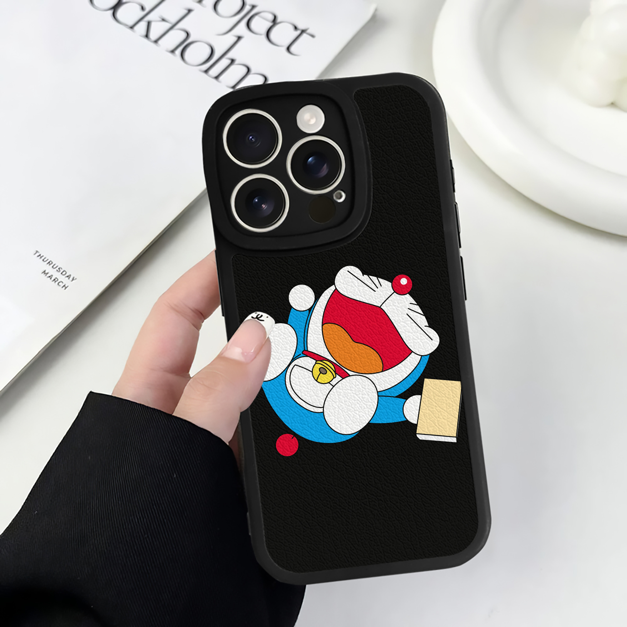 （画像用） ドラえもん Doraemon 【iPhone 16シリーズ対応】シリコンスマホケース（レザー調） 材質：シリコン